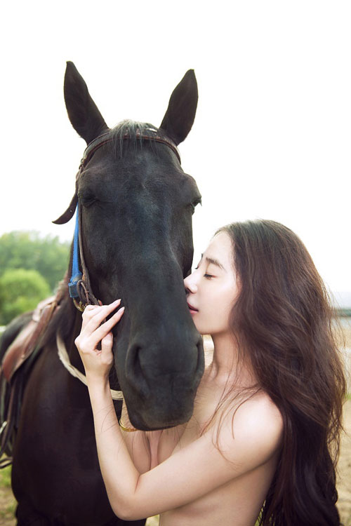 Trước[-]đó,[-]Khương[-]Hân[-]Vũ[-]từng[-]khiến[-]không[-]ít[-]fan[-]mê[-]mẩn[-]khi[-]xuất[-]hiện[-]trên[-]tạp[-]chí[-]đàn[-]ông[-]với[-]trang[-]phục[-]nội[-]y[-]nóng[-]bỏng.